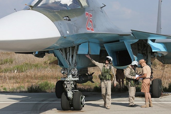 Phi công Nga "làm phép" trước khi xuất kích ở Syria ảnh 2