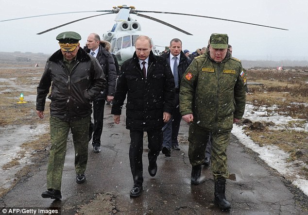 Bộ trưởng quốc phòng Sergei Shoigu tháp tùng tổng thống Putin thị sát một cuộc diễn tập quân sự 