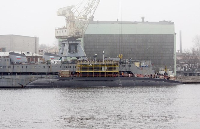 Ảnh mới hai tàu ngầm Kilo “hố đen” Việt Nam sắp tiếp nhận tại St. Petersburg ảnh 5