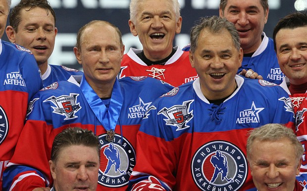 Tổng thống Putin và Bộ trưởng Quốc phòng Shoigu thường xuất hiện cùng nhau khi đi thị sát tập trận cũng như thi đấu thể thao