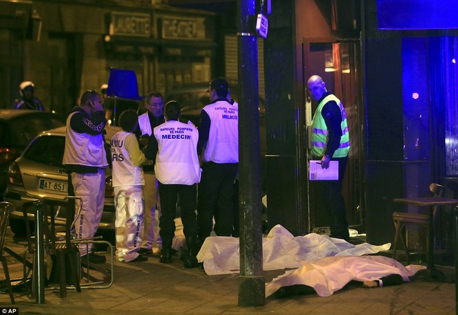 Tấn công khủng bố đẫm máu tại Paris, 130 người chết, 100 người bị giết sau khi bắt làm con tin ảnh 8