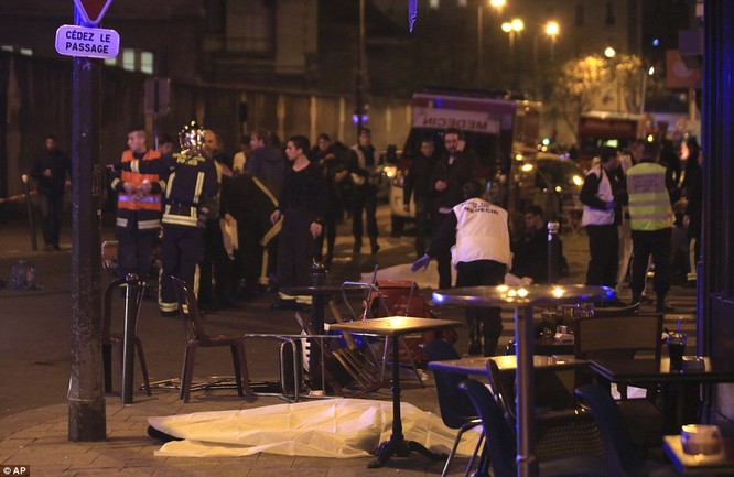Hiện trường vụ tấn công khủng bố kinh hoàng tại Paris