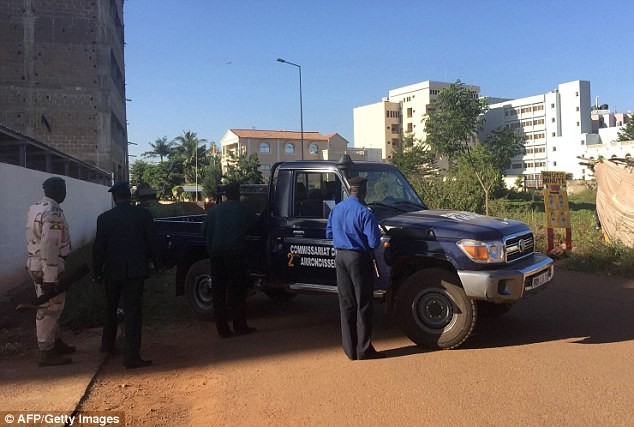 Khủng bố tại khách sạn Mali, hai tay súng đã chết ảnh 7