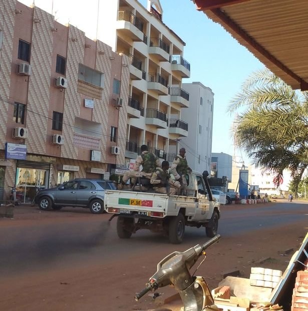 Khủng bố tại khách sạn Mali, hai tay súng đã chết ảnh 2