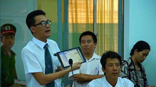 Phạt người ‘chê’ chủ tịch tỉnh trên Facebook: Sẵn sàng hỗ trợ bà Trang khởi kiện ảnh 1