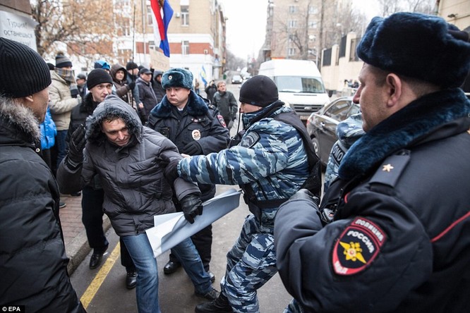 Người dân Nga giận dữ biểu tình trước đại sứ quán Thổ Nhĩ Kỳ tại Moscow