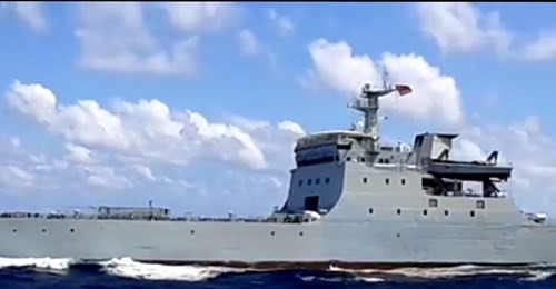 Chiến hạm Trung Quốc mở bạt pháo, chĩa súng đe dọa tàu tiếp tế Trường Sa ảnh 1