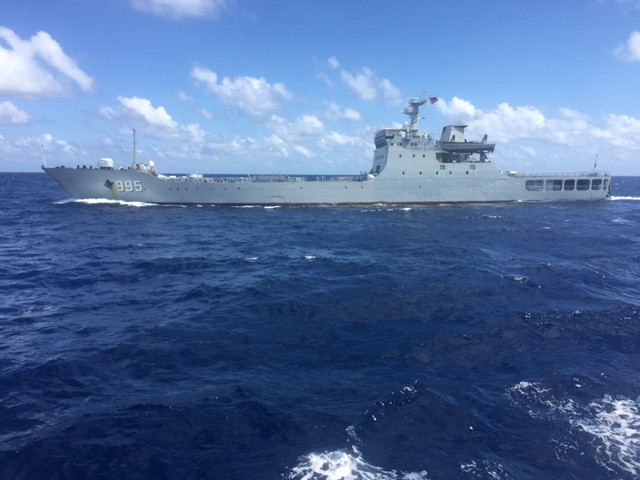 Tàu chiến của Trung Quốc đang vây ép tàu Hải Đăng 05 - Ảnh do thuyền viên tàu Hải Đăng 05 cung cấp