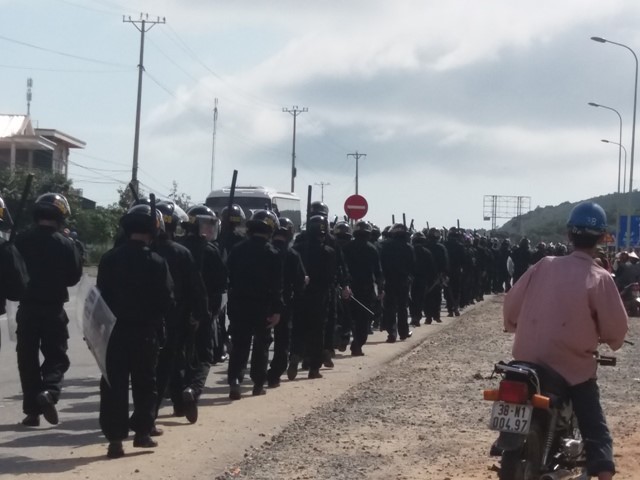  Dân chặn ngang QL1A: Hàng trăm cảnh sát cơ động có mặt ảnh 1