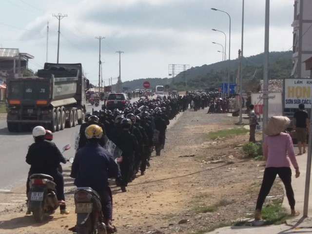  Dân chặn ngang QL1A: Hàng trăm cảnh sát cơ động có mặt ảnh 2