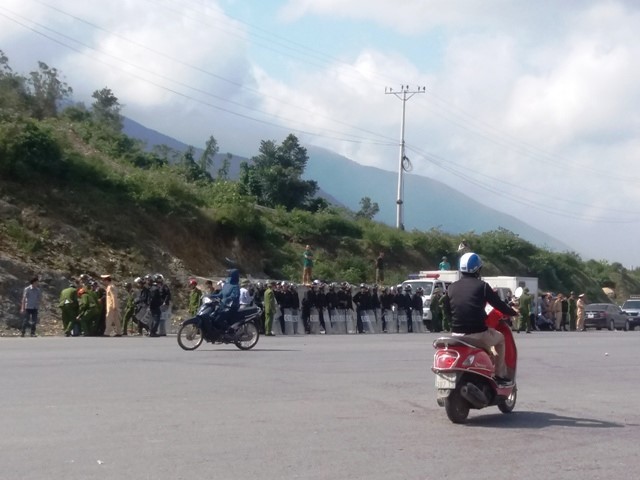  Dân chặn ngang QL1A: Hàng trăm cảnh sát cơ động có mặt ảnh 7
