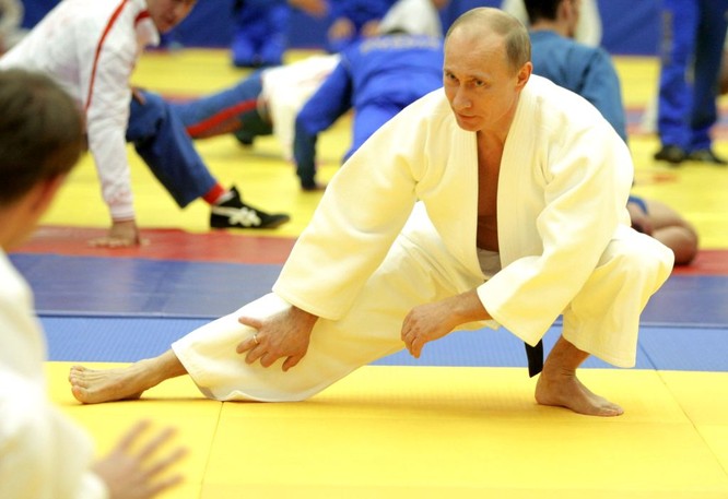 Ông Putin thường bất ngờ tấn công vào chỗ yếu của đối phương như binh pháp Tôn Tử khuyên dạy