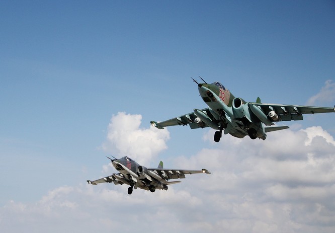 Biên đội Su-25 Nga cất cánh từ căn cứ không quân tại tỉnh Latakia, Syria