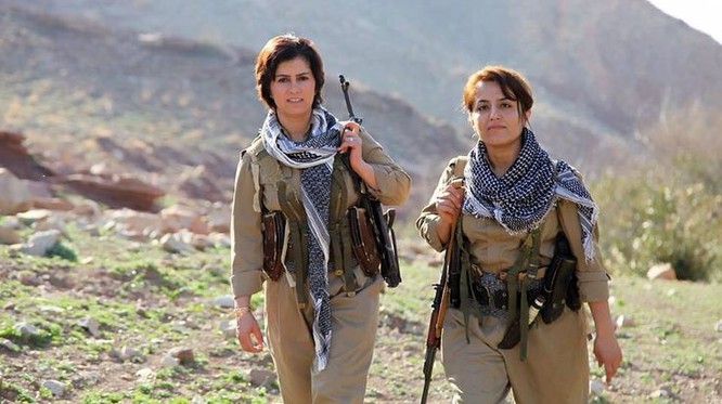 Hai nữ binh người Kurd