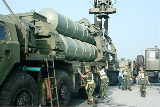 Bộ đội phòng không Việt Nam triển khai tên lửa S-300