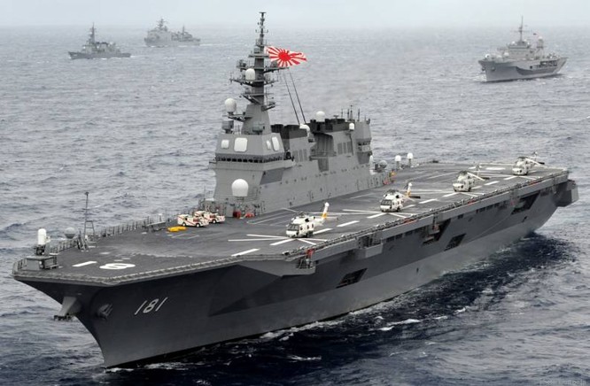 Tàu sân bay trực thăng Hyuga của Nhật Bản tập trận trên biển