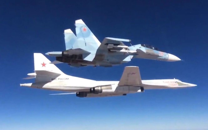 Tiêm kích Su-30SM hộ tống máy bay ném bom chiến lược của Nga tác chiến tại Syria