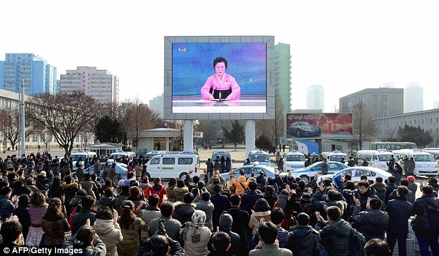 Người dân theo dõi tin tức về vụ thử hạt nhân của Triều Tiên