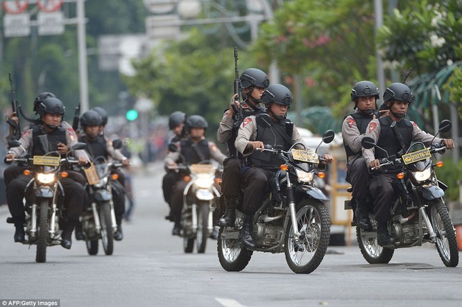 Toàn cảnh loạt vụ phiến quân khủng bố tấn công 7 điểm ở Jakarta ảnh 4