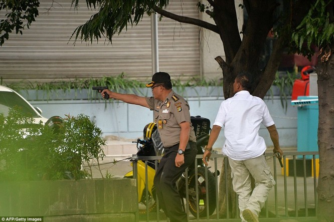 Toàn cảnh loạt vụ phiến quân khủng bố tấn công 7 điểm ở Jakarta ảnh 7
