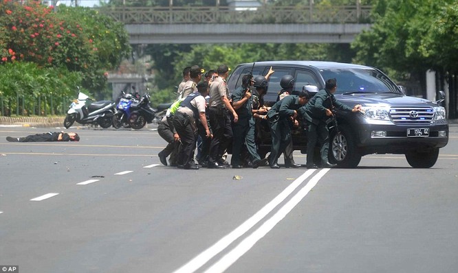 Toàn cảnh loạt vụ phiến quân khủng bố tấn công 7 điểm ở Jakarta ảnh 2