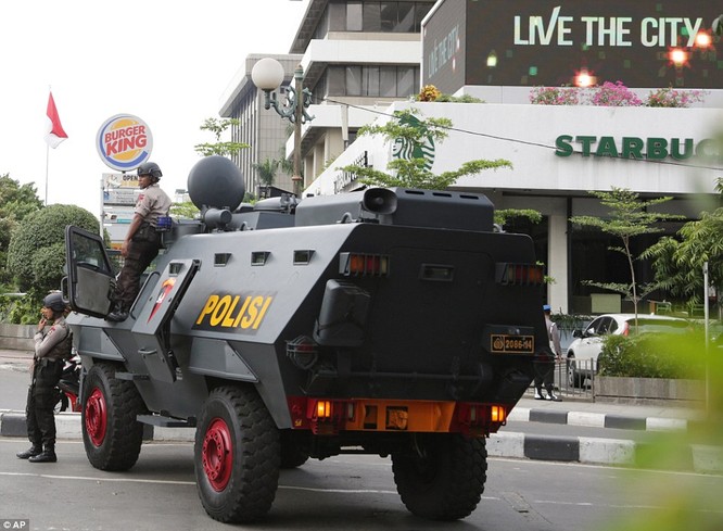 Toàn cảnh loạt vụ phiến quân khủng bố tấn công 7 điểm ở Jakarta ảnh 11