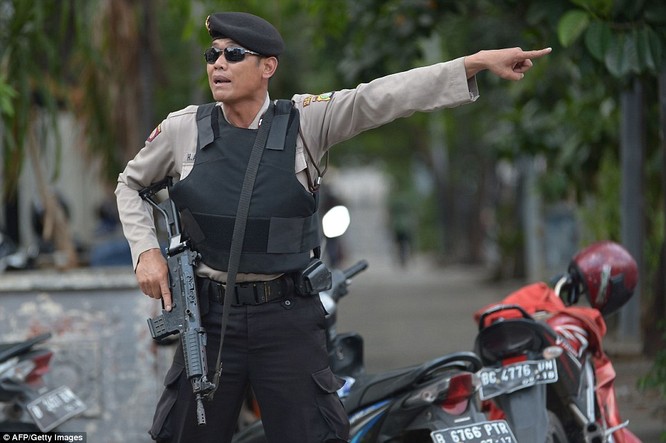 Toàn cảnh loạt vụ phiến quân khủng bố tấn công 7 điểm ở Jakarta ảnh 12