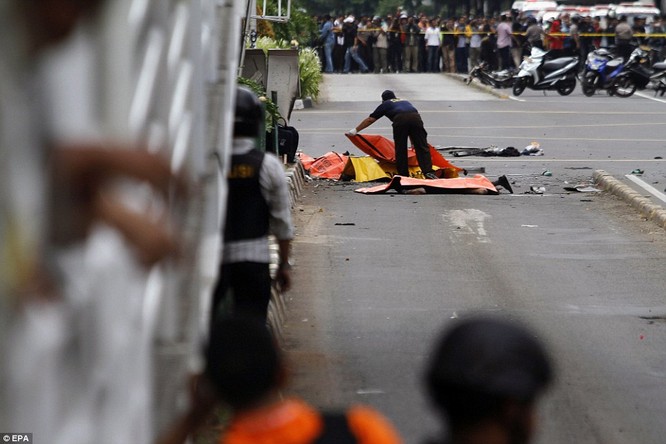Toàn cảnh loạt vụ phiến quân khủng bố tấn công 7 điểm ở Jakarta ảnh 13