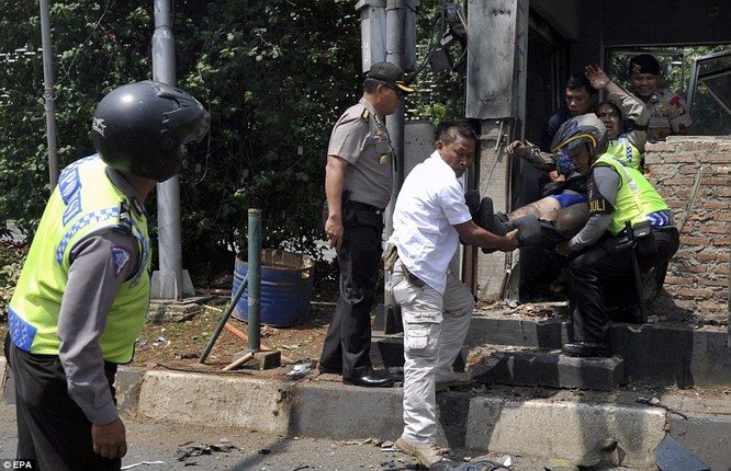 Toàn cảnh loạt vụ phiến quân khủng bố tấn công 7 điểm ở Jakarta ảnh 14