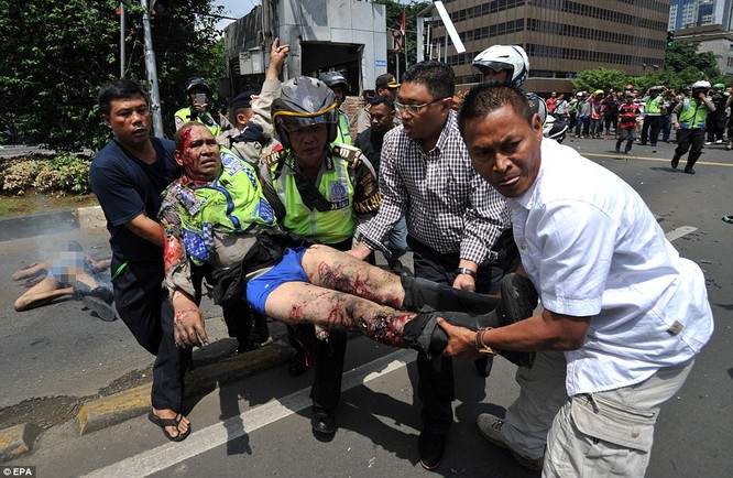 Toàn cảnh loạt vụ phiến quân khủng bố tấn công 7 điểm ở Jakarta ảnh 15