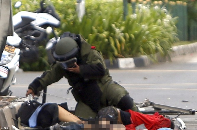 Toàn cảnh loạt vụ phiến quân khủng bố tấn công 7 điểm ở Jakarta ảnh 16