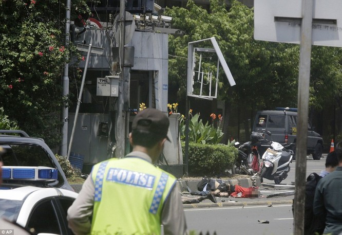 Toàn cảnh loạt vụ phiến quân khủng bố tấn công 7 điểm ở Jakarta ảnh 17
