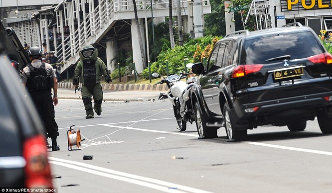 Toàn cảnh loạt vụ phiến quân khủng bố tấn công 7 điểm ở Jakarta ảnh 9