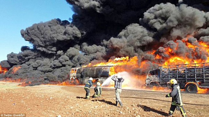 Đoàn xe chở dầu lậu của IS bị Nga không kích bốc cháy dữ dội