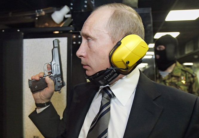 Ông Putin bắn thử súng ngắn