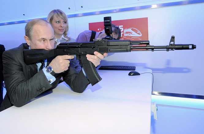 Ngày 25/5/2010. Trong chuyến thăm Izhevsk, Tổng thống Vladimir Putin làm quen với sản phẩm của tập đoàn 