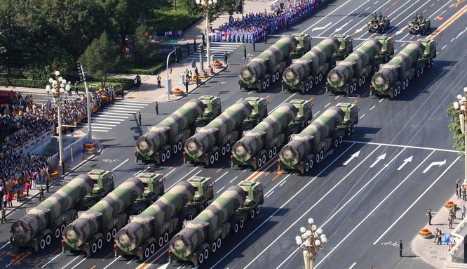 Trung Quốc khoe tên lửa trong cuộc diễu binh lớn nhất từ trước đến nay năm 2015