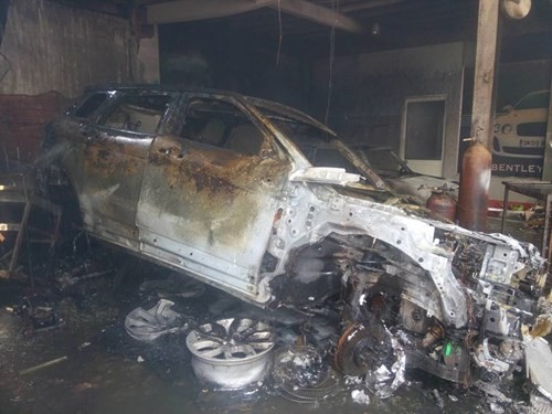 Hàng loạt siêu xe Bentley bị thiêu rụi trong vụ cháy ở Sài Gòn ảnh 5