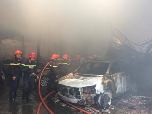 Hàng loạt siêu xe Bentley bị thiêu rụi trong vụ cháy ở Sài Gòn ảnh 8