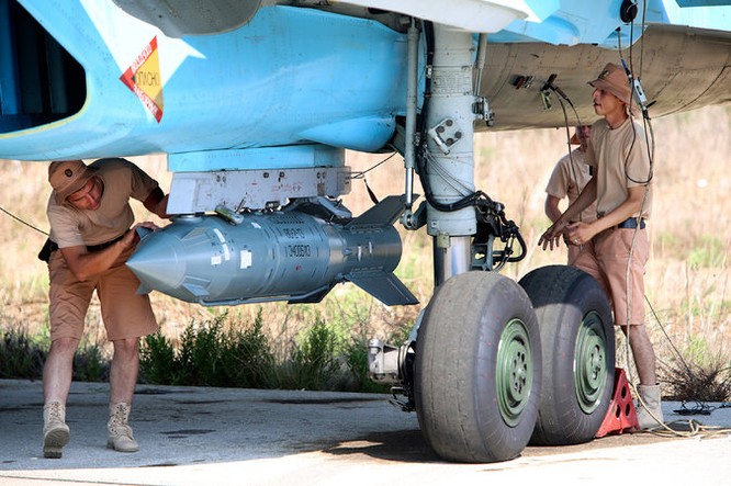 Binh sĩ Nga lắp bom lên máy bay trước giờ xuất kích tại chiến trường Syria