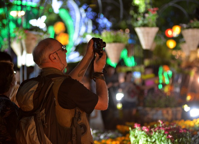 Tân Bí thư Đinh La Thăng dạo đường hoa, chụp selfie với người Sài Gòn ảnh 17