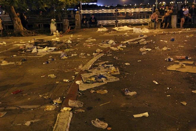 Trung tâm Sài Gòn ngập rác sau giao thừa ảnh 2