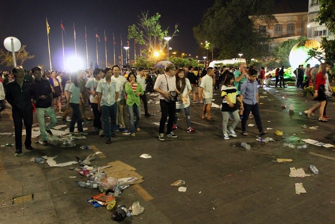 Trung tâm Sài Gòn ngập rác sau giao thừa ảnh 5