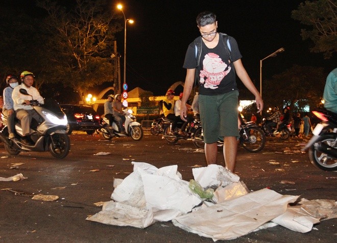 Trung tâm Sài Gòn ngập rác sau giao thừa ảnh 8