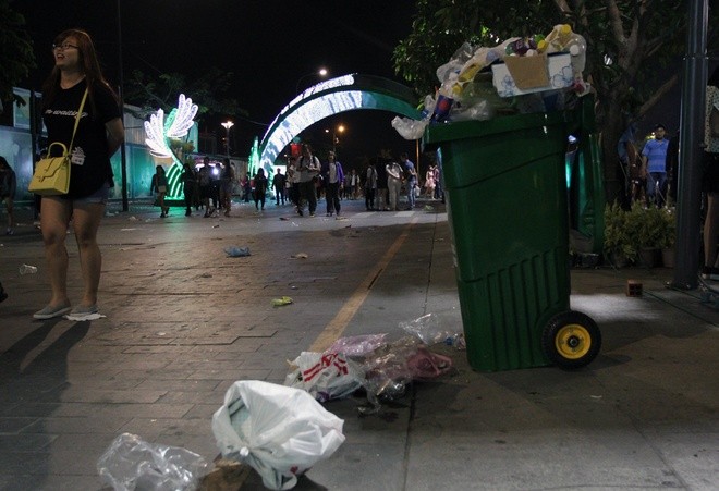 Trung tâm Sài Gòn ngập rác sau giao thừa ảnh 9
