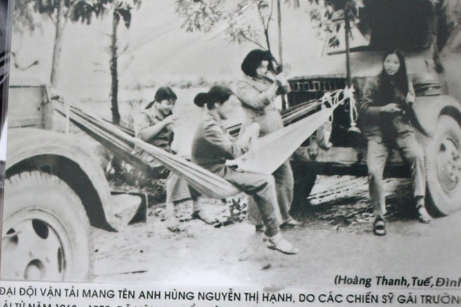 Nữ lái xe Nguyễn Thị Tuế ngồi trên võng, hàng đầu