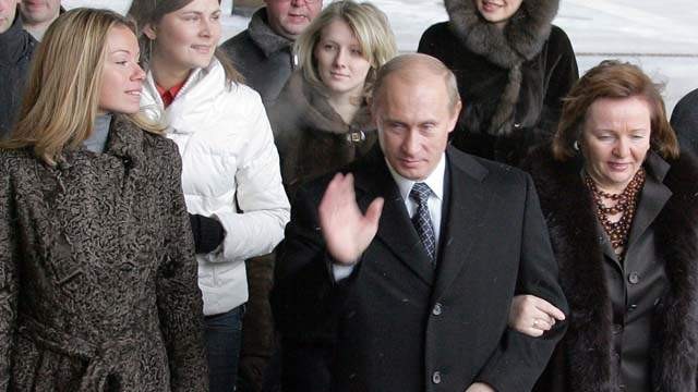 Ông Putin cùng người vợ cũ (bên phải) và con gái trong một sự kiện