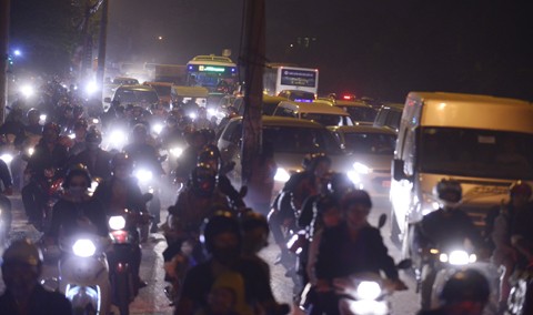 Ùn tắc “trên từng cây số”, dân băng đồng tìm đường về Hà Nội, TPHCM ảnh 12