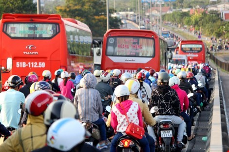 Ùn tắc “trên từng cây số”, dân băng đồng tìm đường về Hà Nội, TPHCM ảnh 19