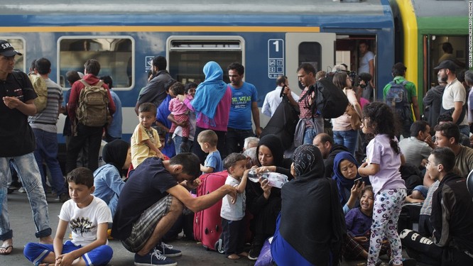 Làn sóng người di cư tiếp tục đổ sang châu Âu gây nên cơn ác mộng cho lục địa già